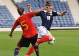 La escocesa Emma Mitchell y la española Ruth García durante el partido de ida en Glasgow