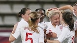 A selecção feminina de Inglaterra festeja a marcação de um golo