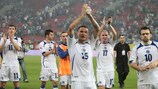 Les joueurs de Bosnie-Herzégovine félicitent leurs supporters après la rencontre en Grèce