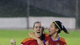 Adriana y Vero Boquete celebran un gol durante el partido de vuelta de los play-offs ante Escocia