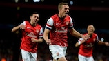 Lukas Podolski (M.) jubelt nach seimem vorentscheidenden Tor für Arsenal