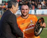 Andrei Finonchenko recebe o troféu referente ao título ganho pelo Shakhter Karagandy