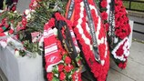 Flores en el monumento en honor a las víctimas de la tragedia de 1982 en el Estadio Luzhniki