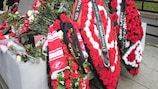 Flores no monumento às vítimas da tragédia de 1982 no Estádio Luzhniki