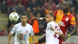 Luís Alberto pelea por un balón con Emmanuel Eboué bajo la lluvia de Estambul