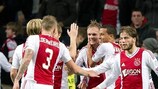 Siem de Jong é felicitado depois de fazer empate para o Ajax