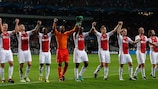 Os jogadores do Ajax festejam após a vitória sobre o Manchester City