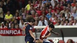 Carles Puyol disputa lance com Nicolás Gaitán na vitória do Barcelona sobre o Benfica, por 2-0, em Lisboa, na segunda jornada