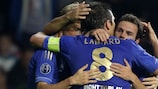 El goleador de la noche, Juan Mata (derecha), es felicitado por Frank Lampard y Fernando Torres