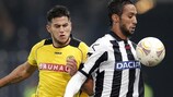 YB-Stürmer Raúl Bobadilla im Duell mit Udineses Medhi Benatia