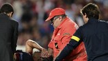 Carles Puyol, do Barcelona, é retirado do relvado depois de deslocar o cotovelo frente ao Benfica