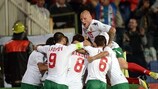 Dimitar Rangelov (ao centro) é abraçado pelos colegas após marcar o golo da Bulgária