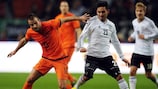 Rafael van der Vaart disputa a posse de bola com o alemão Ilkay Gündogan