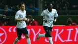 Bafétimbi Gomis mostra a satisfação após marcar o golo do triunfo de França em Itália