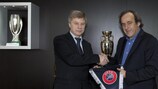 Nikolai Tolstykh (links) mit UEFA-Präsident Michel Platini