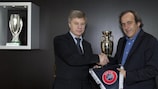 Nikolai Tolstykh (izquierda) con el Presidente de la UEFA, Michel Platini