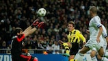 Mario Götze vê a bola passar por cima de Iker Casillas, no segundo golo do Dortmund
