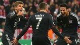 Claudio Pizarro (derecha) celebra con Thomas Müller y Franck Ribery