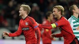 André Schürrle und Simon Rolfes (Bayer 04 Leverkusen) freuten sich über den Einzug in die K.o.-Runde