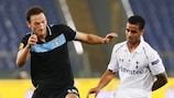 El jugador del Lazio Libor Kozák lucha por un balón con el futbolista del Tottenham Kyle Naughton