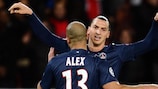 Alex nimmt Glückwünsche von seinem PSG-Kollegen Zlatan Ibrahimović entgegen