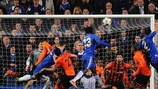 Victor Moses salta mais alto para fazer o golo da vitória do Chelsea
