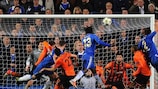 Victor Moses cabeceia para o golo da vitória do Chelsea
