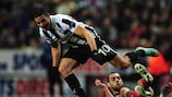 Hatem Ben Arfa (Newcastle United FC) trata de llevarse el esférico