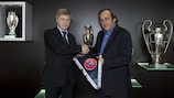 Nikolai Tolstykh (à esquerda) e o Presidente da UEFA, Michel Platini