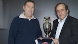 Anatoliy Konkov junto al Presidente de la UEFA Michel Platini