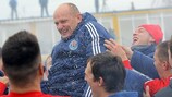 L'entraîneur d'Ekranas Valdas Urbonas fête le triomphe de ses joueurs