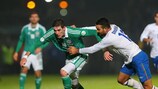 El azerí Ali Gokdemir pugna con el jugador de Irlanda del Norte Kyle Lafferty