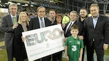 Il Presidente UEFA Michel Platini consegna il premio prima del fischio d'inizio dell'amichevole tra Repubblica d'Irlanda e Grecia