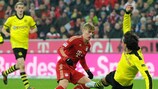 Toni Kroos (FC Bayern München) passa por Mats Hummels (Borussia Dortmund)
