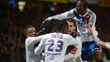 Bafétimbi Gomis es felicitado por sus compañeros tras lograr el tanto ante el Montpellier