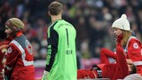Holger Badstuber est évacué de la pelouse sous l'œil de Manuel Neuer