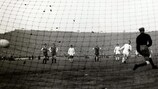 Ferenc Puskás, do Real Madrid, marca de penalty ao Eintracht na final da Taça dos Campeões de 1960