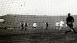 Ференц Пушкаш реализует пенальти в финале Кубка чемпионов-1960