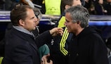 Frank de Boer cumprimenta José Mourinho antes do encontro