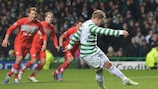 Kris Commons marca o golo da vitória do Celtic de grande penalidade