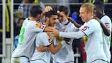 Tolga Cigerci celebra con sus compañeros de equipo el primer gol del partido