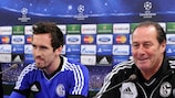 Huub Stevens mit Christian Fuchs vor seinem letzten Spiel als Schalke-Trainer in der UEFA Champions League 2012/13