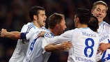 Benedikt Höwedes comemora com os colegas depois de colocar o Schalke em vantagem
