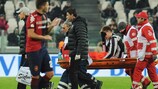 Nicklas Bendtner wird gegen Cagliari vom Platz getragen