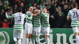 Scott Brown, Gary Hooper e Kris Commons festejam o apuramento do Celtic para os oitavos-de-final