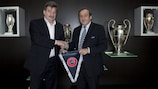 Pertti Alaja (links) und UEFA-Präsident Michel Platini
