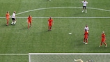 Simone Laudehr erzielt 2011 im Spiel gegen die Niederlande ein Tor