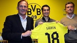 Nuri Şahin exibe a sua nova camisola após regressar ao Dortmund
