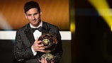 Lionel Messi com a Bola de Ouro FIFA