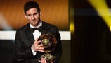 Lionel Messi avec entre les mains un quatrième Ballon d'Or FIFA